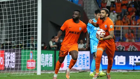 任达华70岁重返故里，山东家中收割麦穗